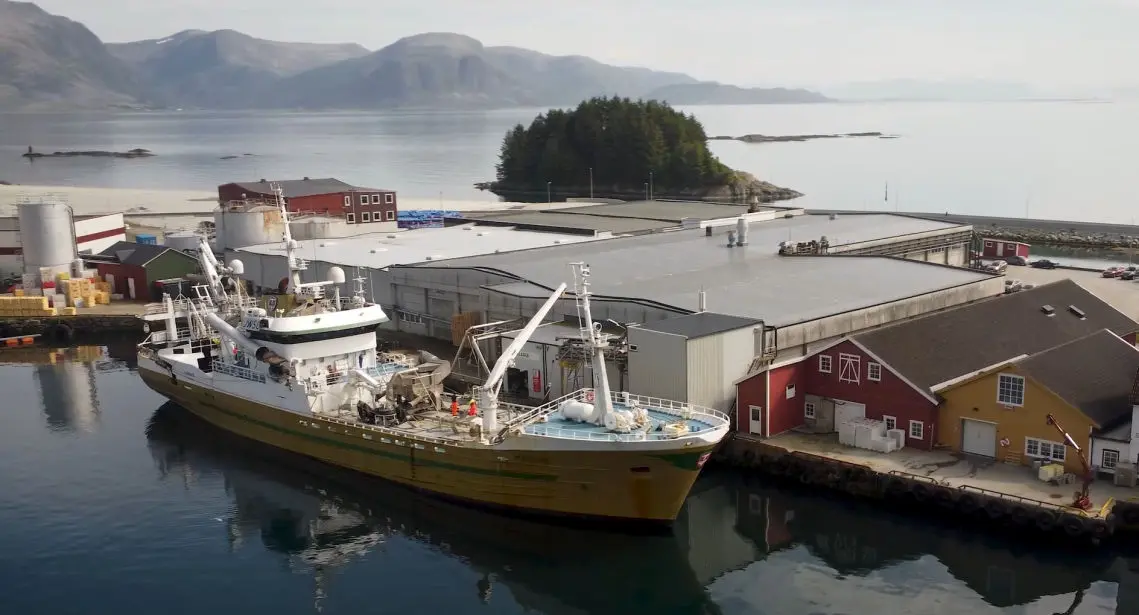 Vissers trawler aan wal in Kalvag Noorwegen